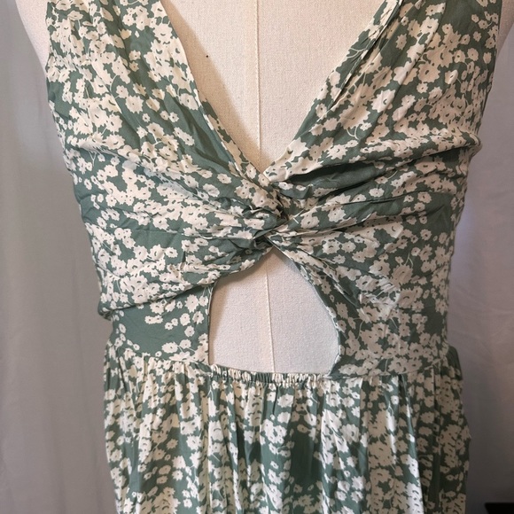 New With Tags Cupshe Maxi Dress Green Floral. Slit Up Side. Cutout Accent. Med - Picture 3 of 8
